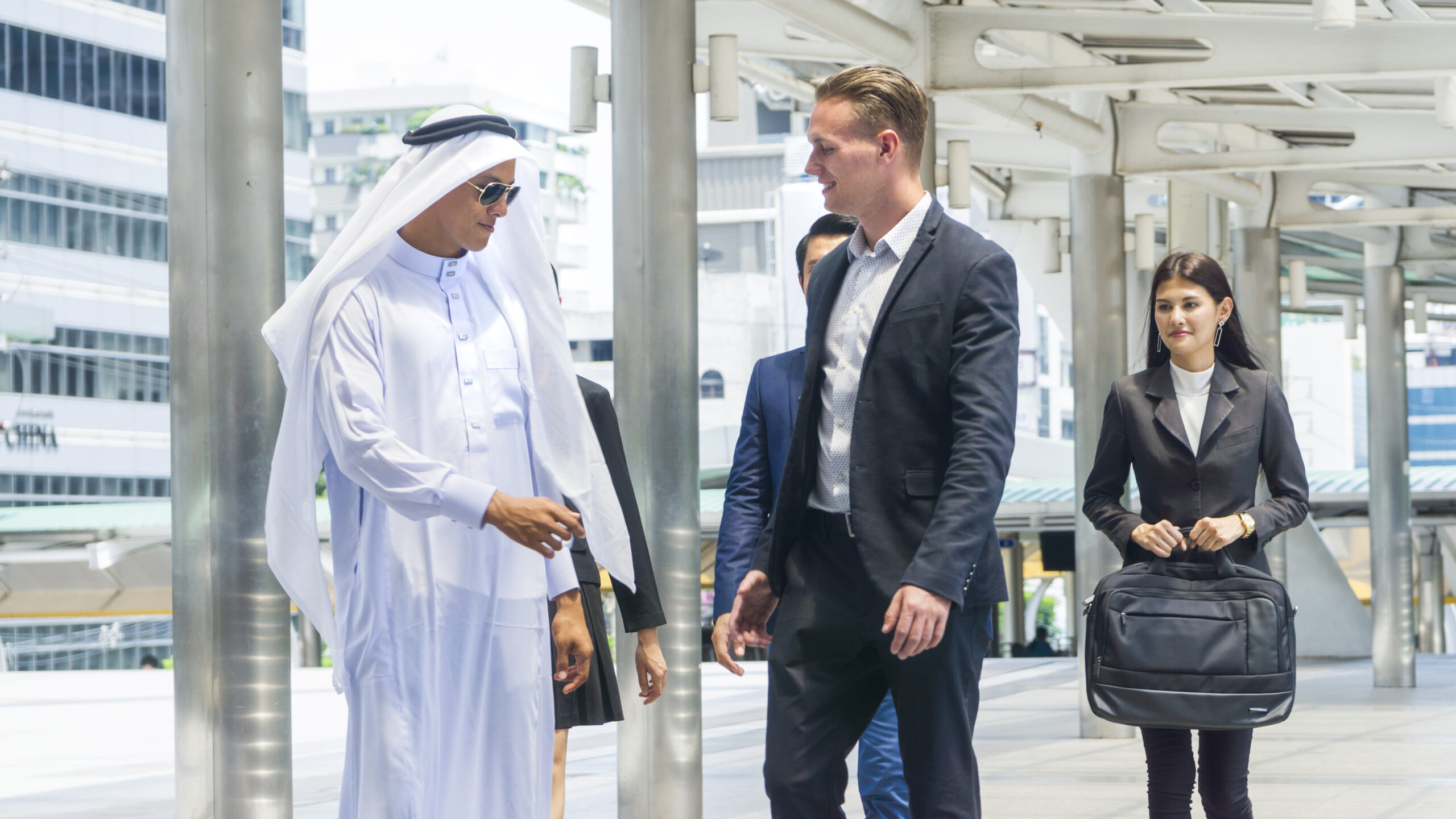 gruppe-von-globalen-geschaftsleuten-mann-und-frau-sprechen-und-schutteln-sich-die-hande-